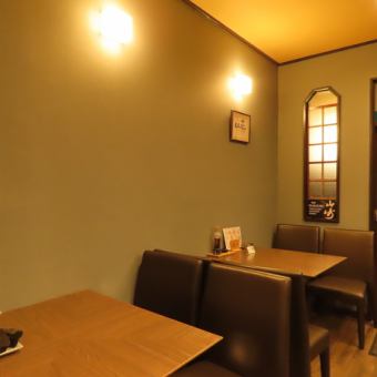 1階の4名掛けテーブルは、ご家族での団らんや少人数での女子会、日常の飲み会に最適なお席です。様々なシーンで楽しめる「自然薯料理」の数々は、健康を気遣うお食事にもぴったり！広めのテーブルで、色鮮やかな地魚の盛り合わせを囲みながら、ワイワイと賑やかに旬の味覚をシェアして楽しむのがおすすめです。