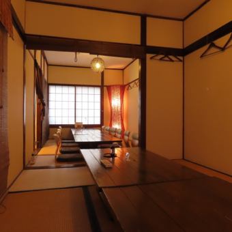 2階席は10名様以上で貸切可能！最大30名様まで収容できるため、歓送迎会や会社の大規模な宴会に最適です。広々としたお座敷空間で、全員の顔が見渡せる一体感のあるパーティーが叶います。大人数での特別な日の集まりには、事前相談でお料理の調整もOK！団体予約は、ぜひお電話にてお気軽にご相談下さい。