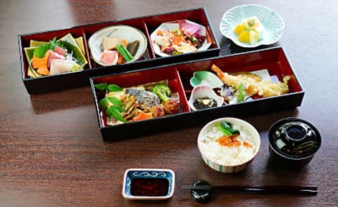 11:00~14:00ランチ営業中!昼の御膳をご用意しております。