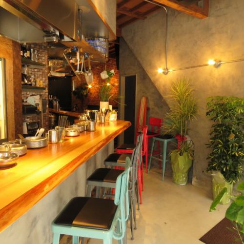 <p>【装飾にもこだわり★雰囲気◎】店内手前にはカウンター席をご用意！お一人様でもお気軽に来店していただけます。また、カウンター席はカップルやご友人同士にもおすすめ！お隣同士でお食事をお楽しみいただけます！！また夏場にはテラス席のご用意もあります♪</p>