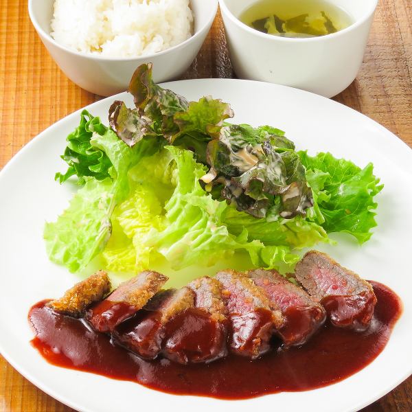 【ランチプレート】ドリンク・サラダ・スープ付き！仕事の休憩などにもおすすめ♪