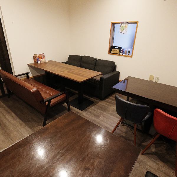 【少人数での宴会にも◎】2名様からご利用可能なテーブル席をご用意!忘新年会や歓送迎会、親しいご友人や同僚との飲み会など各種ご宴会にぴったりです!デート利用にも人気です!