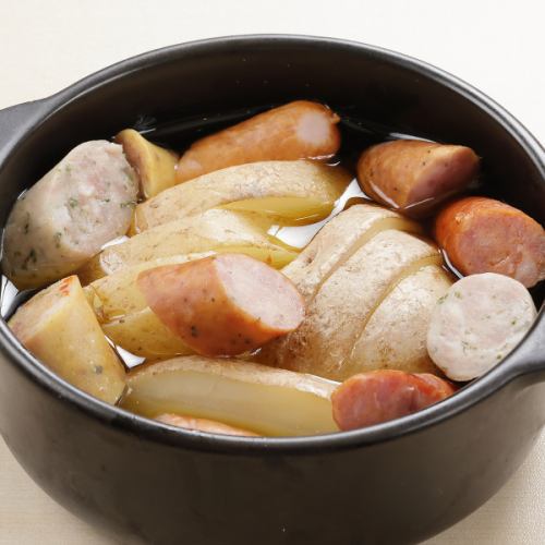 ソーセージとじゃがいものアヒージョ