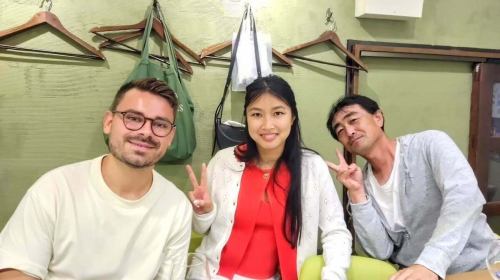 ワイン王国、フランスのパリからご旅行でご来店いただきました。
ワインと同じ醸造酒の日本酒、馬刺しを肴に楽しまれていました。

本日10/1は日本酒の日です。
実りの秋、日本酒で乾杯しましょう。

#日本酒居酒屋 #一人呑み #新橋BAR #新橋今ここに #新橋居酒屋 #新橋日本酒 #新橋焼酎 #飲み屋
