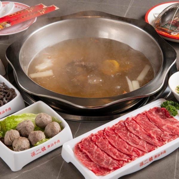 一定要尝尝【狮山牛肉火锅】，在牛骨汤涮涮锅中可以品尝到牛肉的各个部位。