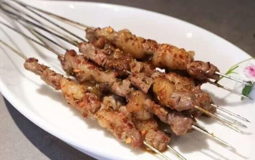 럼고기의 맛을 숯불로 만끽! 일품 램고기 꼬치구이