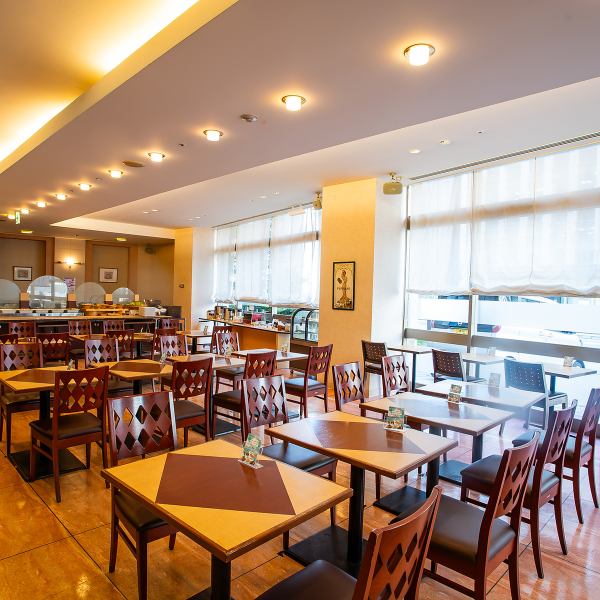 【貸切り宴会】お店まるごと貸切りで仲間だけの空間をお楽しみいただけます（15～50名様まで）！40名以上の団体様に関しましては立食式のビュッフェスタイルとなりますのでご注意ください。室料は2時間無料となっております。（宴会の受付は19時開始までとなっております。）