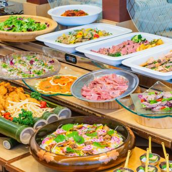 【自助餐】6,000日元（含税）套餐，含熏鸭、烤鸡等12道菜品，附无限畅饮
