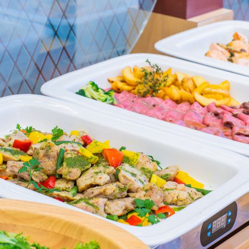 享受食材新鲜丰富的豪华自助餐