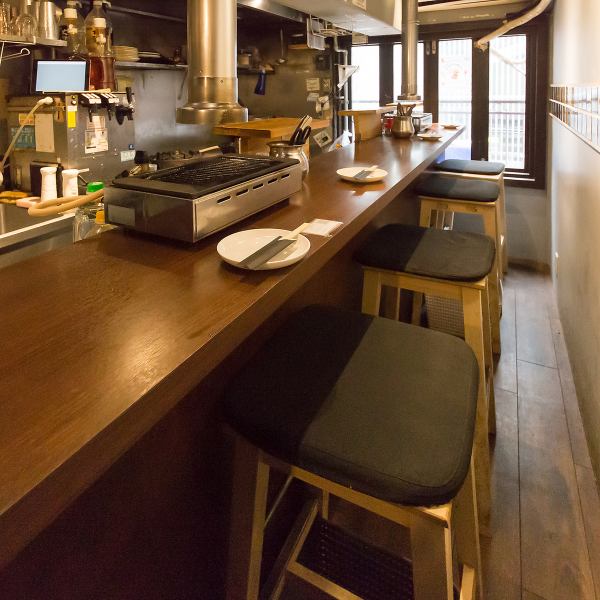 【カウンター席/デートや1人焼肉にぴったり◎】会社帰りにふらっと立ち寄って飲むのに最適なカウンター席！カジュアルな焼肉デートにも最適なお席です！カウンター席かなり狭めになっております、入店、退店、お手洗いの際お立ち頂く場合が御座います！