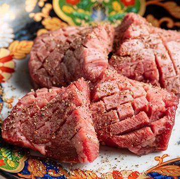 【人気メニュー詰め合わせ★】イチボの焼きしゃぶや塩タン、ぷりぷりホルモン盛り合わせなど全9品付！