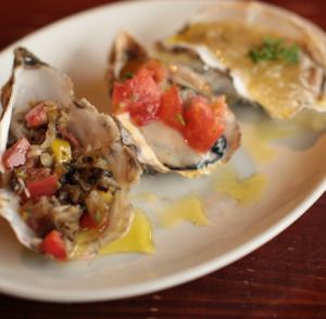 Eat and compare raw oysters with 3 kinds of sauce