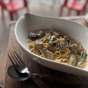 Cream pasta with 150g oysters and spinach