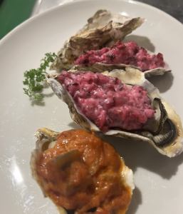 Eat and compare grilled oysters with 3 kinds of sauce