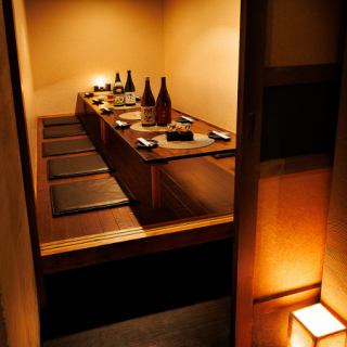 名物料理を一斉に楽しむ、12名様対応の大テーブル。