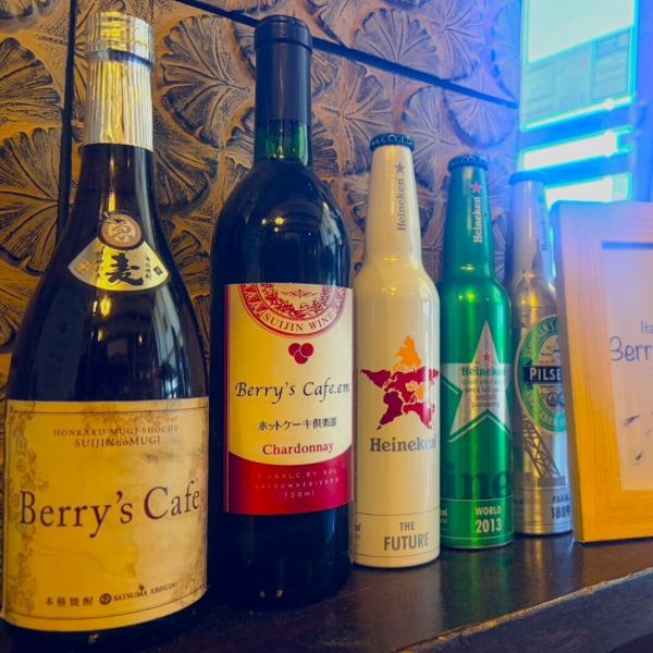 ドリンク充実。オープンテラスもございます。海風を感じながらちょっと一杯・・・。幸せな一時ですよね♪