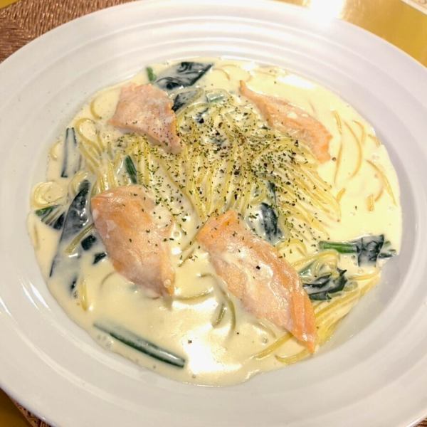 サーモンとほうれん草のクリームソース