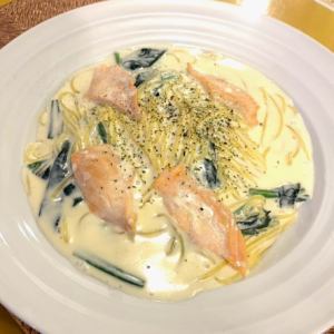 サーモンとほうれん草のクリームソース