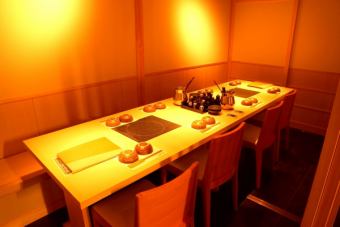 ２～４名様用のテーブル個室！席をつなげれば最大16名様まで収容可能♪おいしいお酒とお料理に舌鼓を打ちながら、ゆったりとした時間を楽しんで。