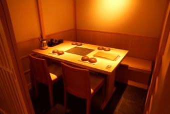 ２～４名様用のテーブル個室！落ち着いた雰囲気なので、どんなシーンもお任せあれ！