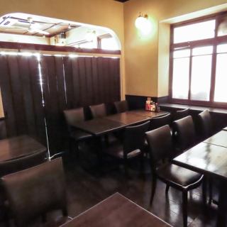 4名様、6名様用テーブル席も完備。
