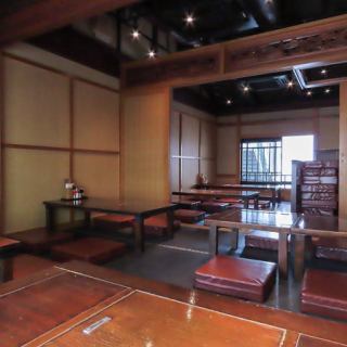 70名様までご利用可能なお席もあり。和情緒漂う店内がお客様の宴を彩ります。可動式の扉でご人数に合わせて個室をご案内。