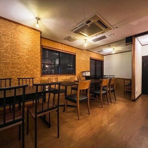 京成松戸線・みのり台駅から徒歩4分の場所にある【EFFE】は、木の温もりに包まれた、心ほどける大人のためのカジュアル空間です。店内は、温かい木目調のインテリアと、少し大きめながら心地よいお洒落なBGMが、洗練された落ち着きを演出しています。ご夫婦や大人のカップルがゆったりと過ごすのに最適な雰囲気です。