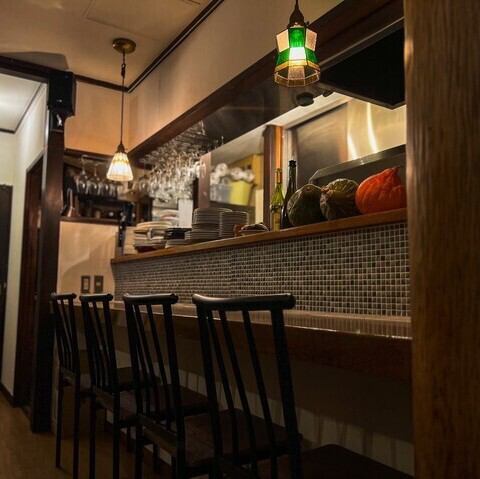 少人数でのご利用にもぴったりな店内は、ゆったりとしたカウンター席やテーブル席が充実しています◎お一人様や友人同士でのご来店時には、落ち着いた空間でゆっくり会話を楽しめます♪シンプルで洗練されたインテリアに囲まれて過ごすひと時は、季節料理やワインを味わいながらリラックスできる時間を演出します☆