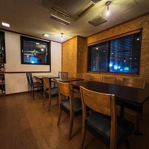 当店は、バルらしい洗練された雰囲気とアクセスの良さが魅力です。駅からのアクセスも情報サイトを参考にご確認いただけます♪外観はモダンなデザインで、大人の隠れ家を感じさせます。当店は、おひとり様でも穏やかに、リラックスしてお過ごしいただける、居心地の良さを追求した空間でお迎えいたします。