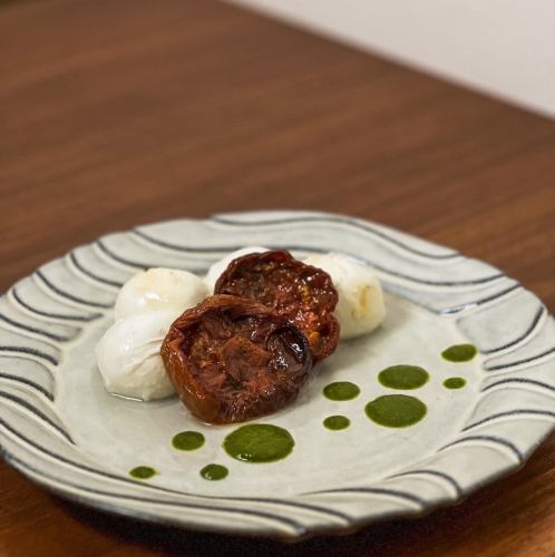 セミドライトマトとブラータチーズ