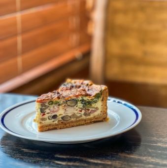 季節のキッシュとパルミジャーノチーズ