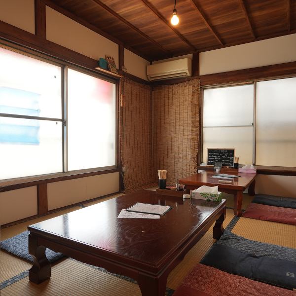 ≪店内雰囲気≫落ち着いた和の空間が広がる店内は、炭火の香りと温もりを感じる大人の隠れ家。カウンター席では職人の焼き上げる姿を間近で楽しめ、2階には畳敷きの座敷席をご用意。ゆったりとした時間を過ごせます。木の温もりと柔らかな照明が心地よく、居心地抜群です。