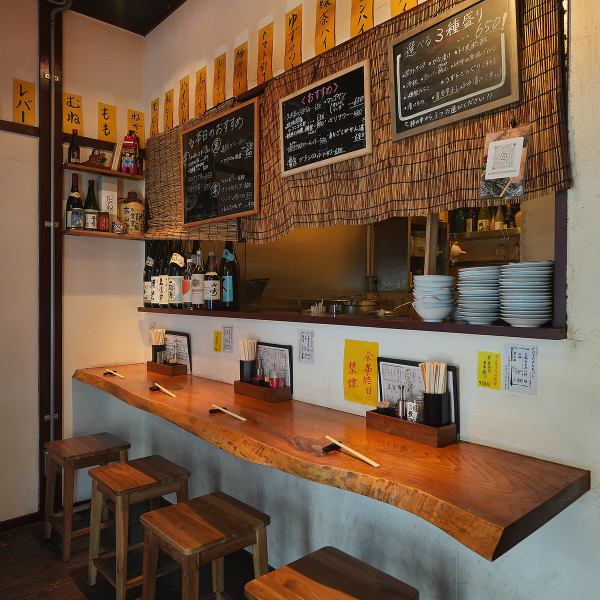 ≪店内席数≫1階はカウンター席とテーブル席で、一人飲みやデートに最適。2階には4～8名対応の座敷席があり、女子会や小宴会にもおすすめ。全席で備長炭の香ばしさを感じながら、焼鳥とお酒を堪能できます。貸切利用も可能で、プライベートな宴会にも対応します。