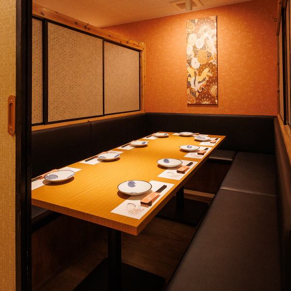 We can prepare private rooms according to the number of people. The spacious space can be used for various occasions such as banquets, business meetings, and party parties. The room has a door so you can relax without worrying about the other customers.