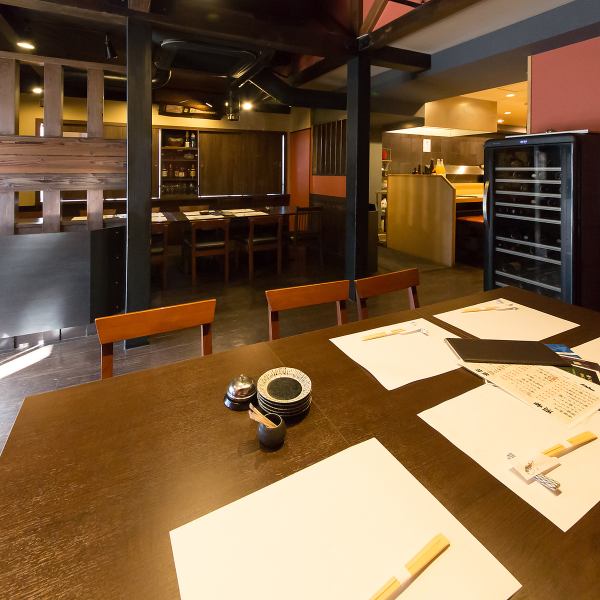 店内は気軽に立ち寄れる雰囲気を持ちながら、整然とした心地いい和空間が広がります。カウンター席とテーブル席を備え、普段の会社帰りの「ちょい飲み」から、大切なゲストをもてなす会食、さらには記念日のお祝いまで幅広くご利用いただけます。