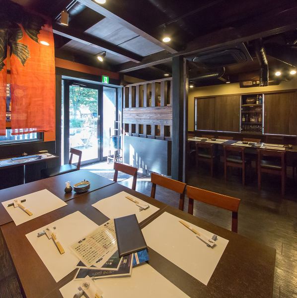 暖簾をくぐると広がるのは、洗練された居心地の良い和空間。店内には長いカウンター席が続き、活きの良い魚が並びます。板前の確かな手さばきを眺めながら、お一人様やデートでゆっくりと美酒と美食に酔いしれる「大人の隠れ家」です。