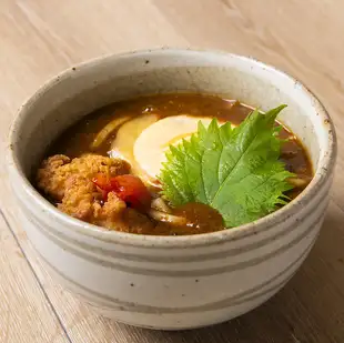 Curry udon with grilled cheese and tomatoes