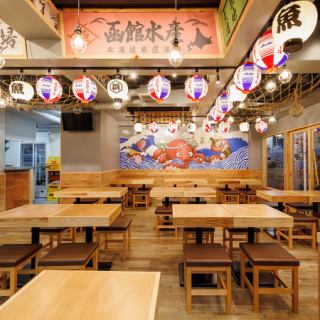 2022年10月6日開店の綺麗で広々とした店内は、古き良き時代の居酒屋を思われるレトロな装飾を現代に落とし込んだ拘りの装飾。明るい照明でカジュアルな宴会シーンにぴったりです♪