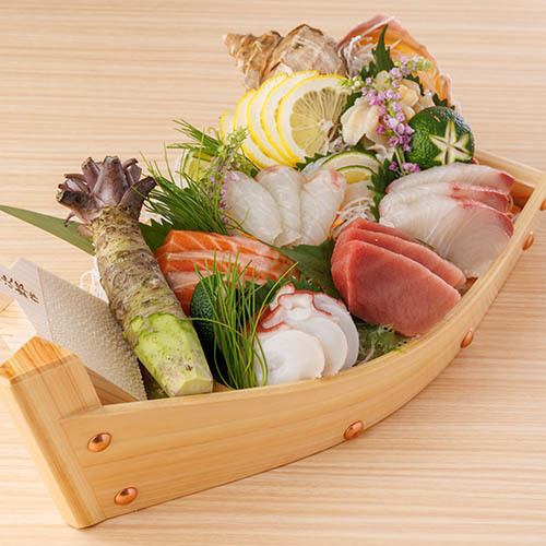 これでも喰らえ横浜新名物直送鮮魚舟盛り