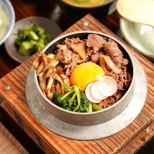 Grilled wagyu beef sukiyaki and mushroom kamameshi