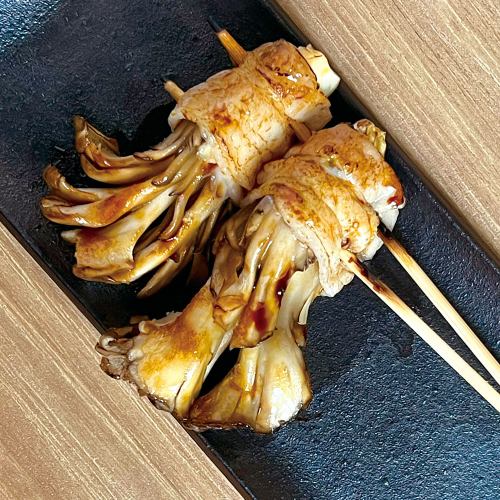 [Vegetable wrapped skewers] Maitake mushroom wrapped with sauce