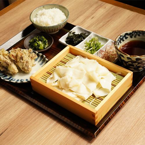 Gunma's specialty "Okirikomi Udon" and 8 types of kamameshi with lots of ingredients