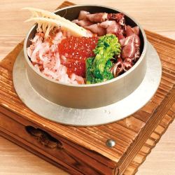 春の桜えびとホタルイカの贅沢釜飯