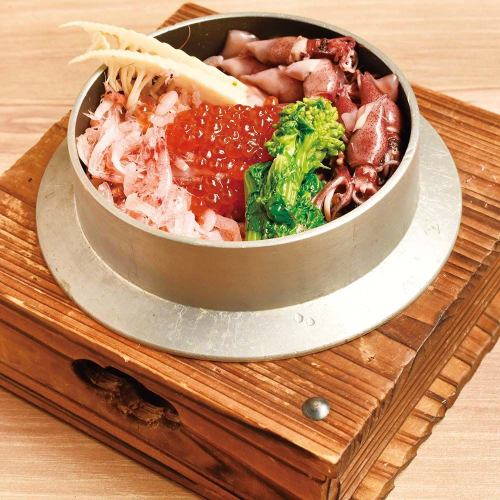 春の桜えびとホタルイカの贅沢釜飯