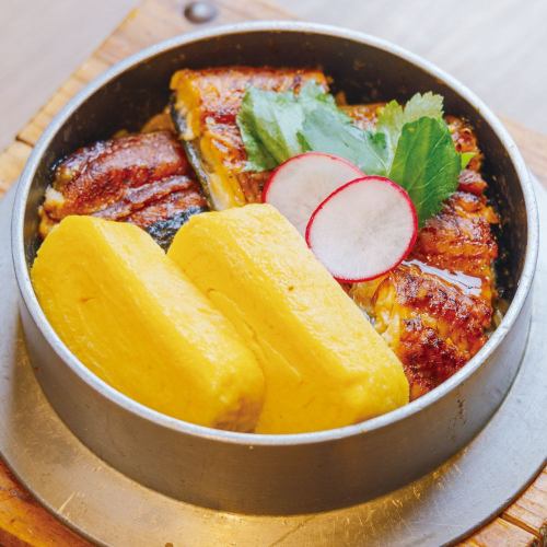 蒲焼きうなぎとだし巻き玉子の贅沢釜飯