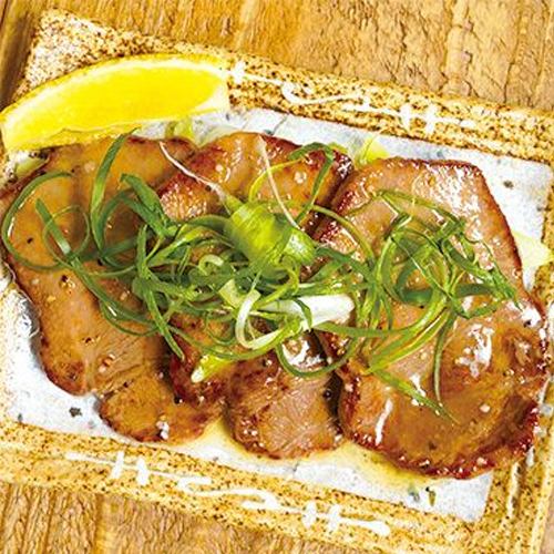 薄切牛舌,用盐和柠檬烤制