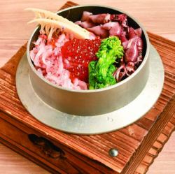  春の桜えびとホタルイカの贅沢釜飯
