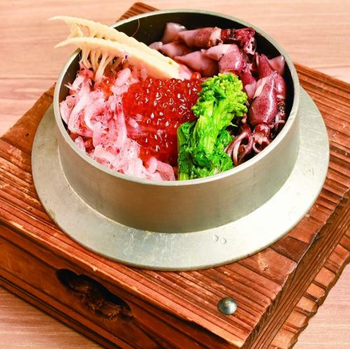  春の桜えびとホタルイカの贅沢釜飯