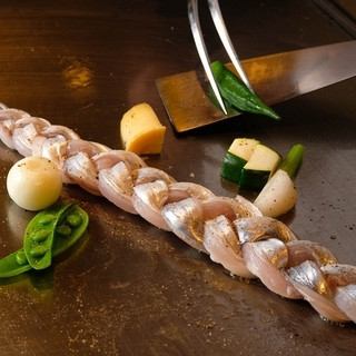 The fun and deliciousness of the shape and the "braided grilled cutlass fish (our specialty)"