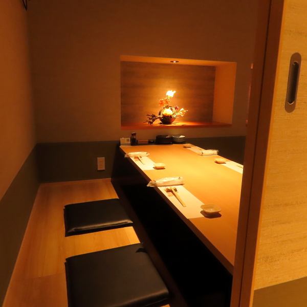 【個室は2名様～】仕事帰りのサク飲みや合コンなど、あらゆるシーンに対応できる完全個室。周囲の視線を気にすることなく、個室でごゆるりとご宴会をお楽しみください♪天草鯛刺身や牛ステーキ、蟹みそ、炭火地鶏焼きなど、逸品料理が豊富。お好みのお酒やお得な飲み放題と一緒にご注文ください◎